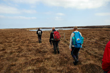 Picture of walkers approaching Loch an Fhir Mh&oacute;r