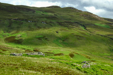 Picture of the ruins of an old farmsteading in a hilly landscape