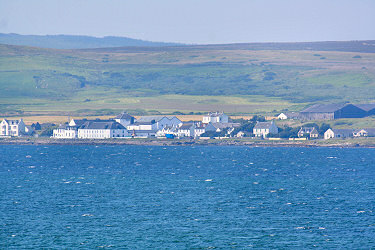Picture of a distillery on the shore (Bruichladdich)