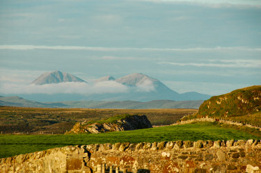 Picture of a view to some mountains in the late evening light